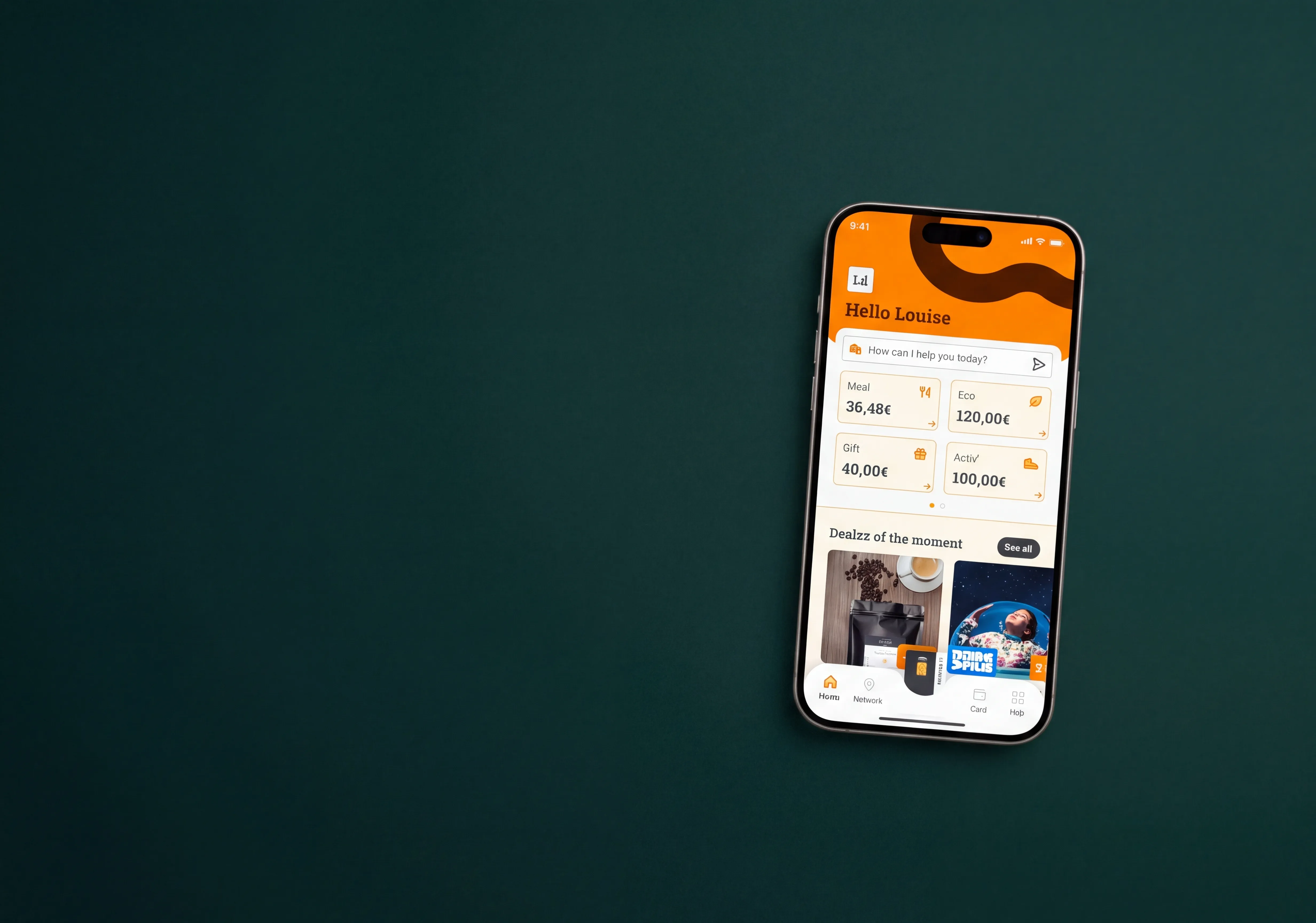 Smartphone posé sur un fond vert foncé, affichant l'application Monizze et les soldes des différents chèques
