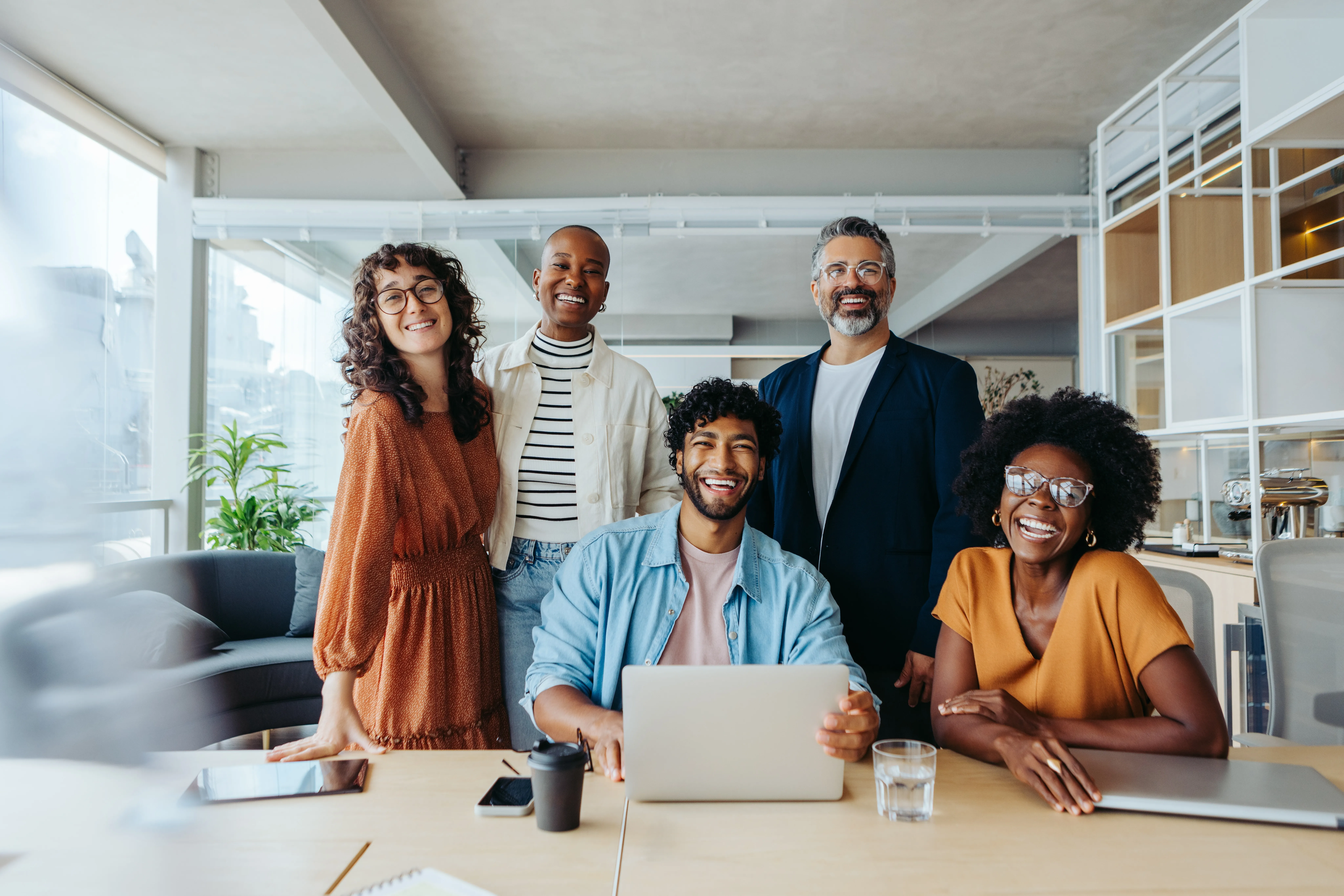 Équipe souriante dans un bureau moderne