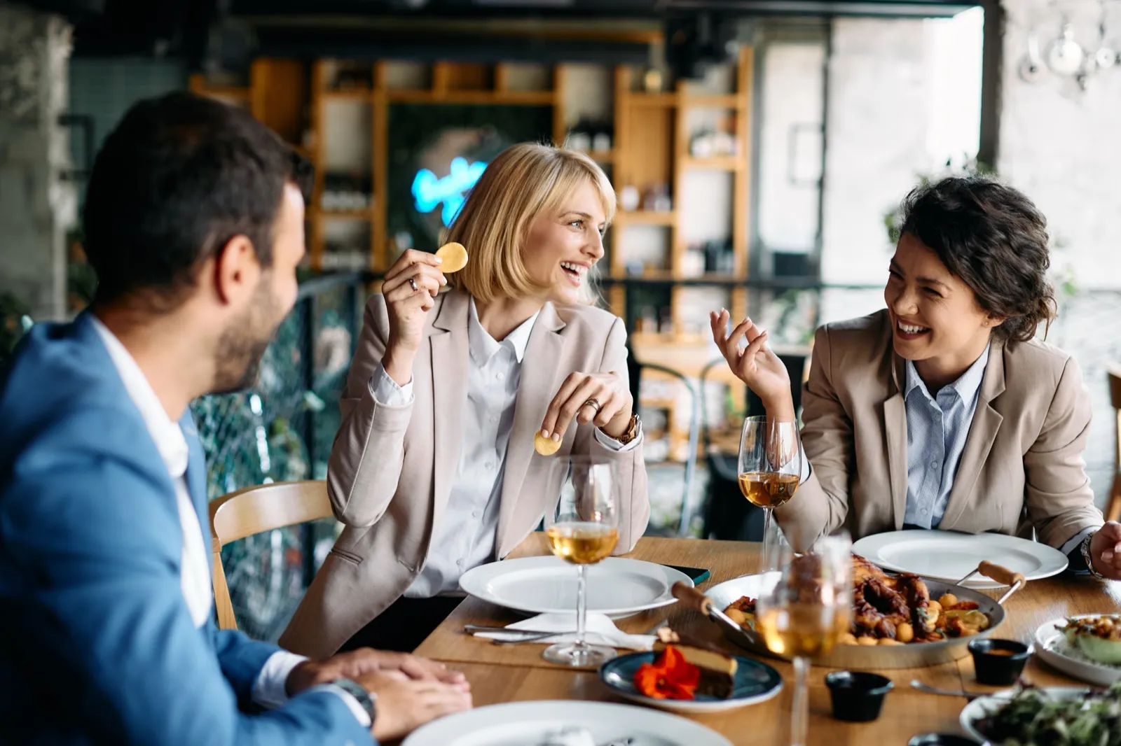Collègues qui rient ensemble au restaurant