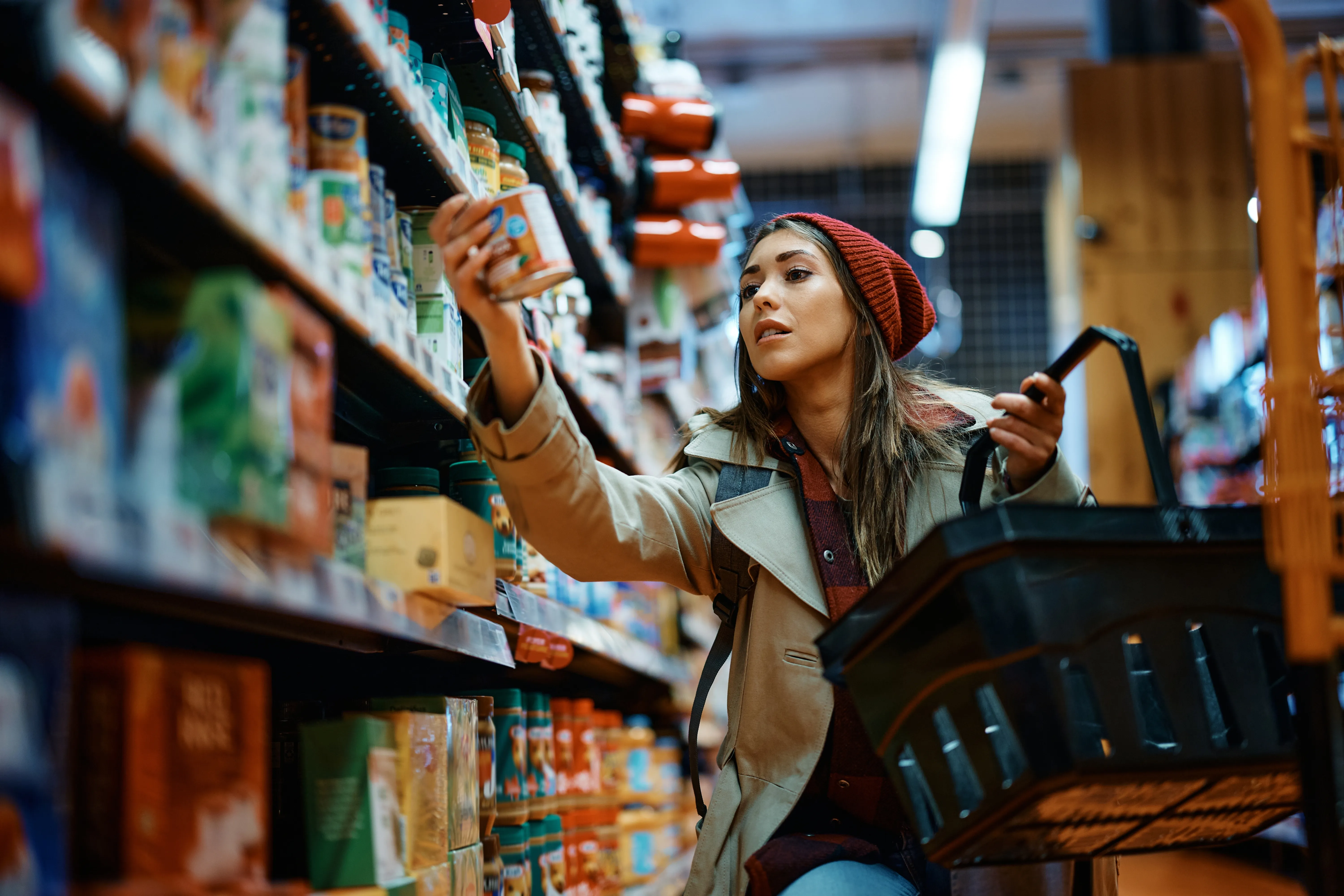 Femme choisissant un produit en rayon dans un supermarché