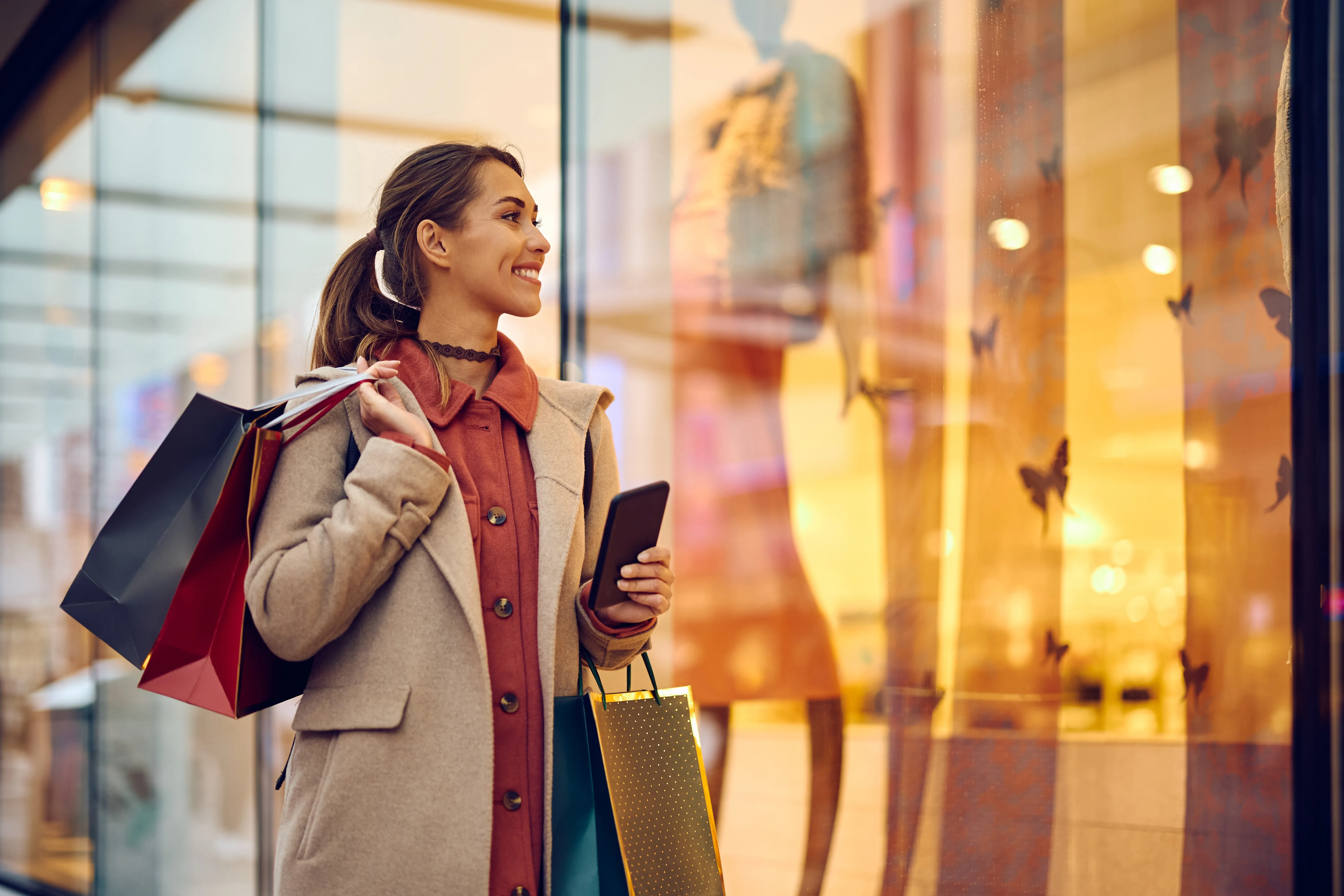 Femme faisant du shopping en ville avec des sacs